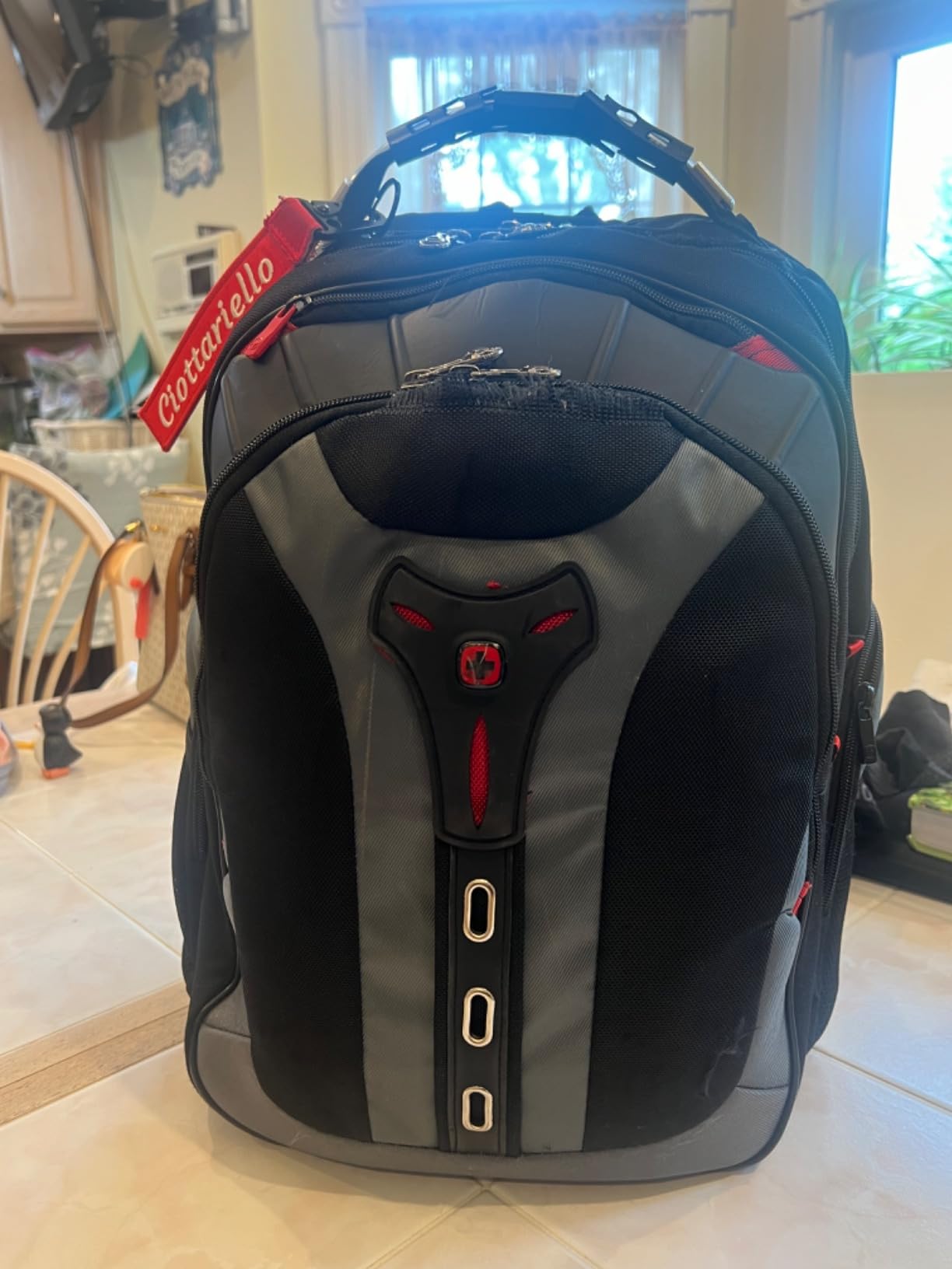 Fits well but zippers iffy
