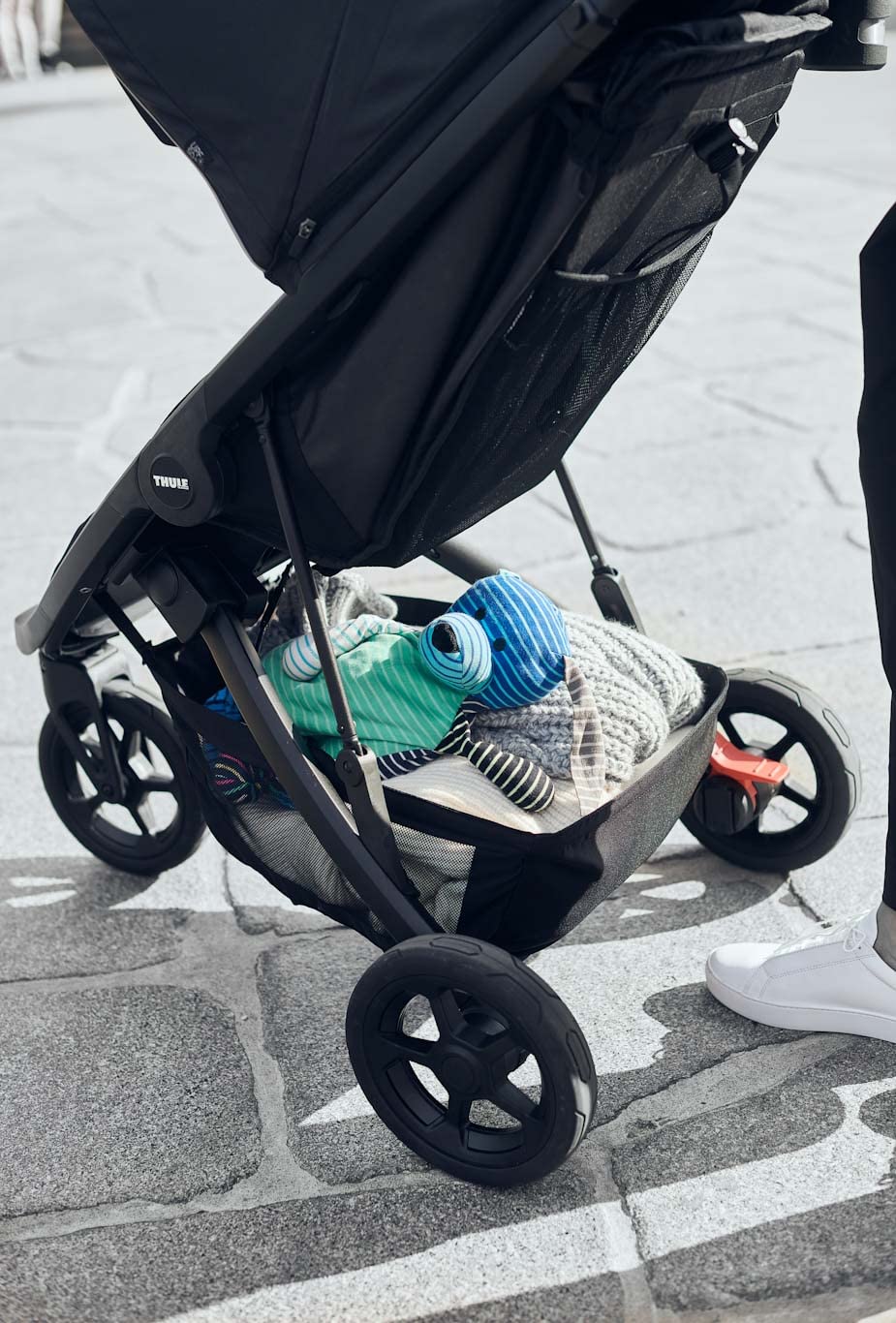 thule-spring-compact-stroller-lightweight-3-wheel-one-hand-fold-upf-50-canopy image 6