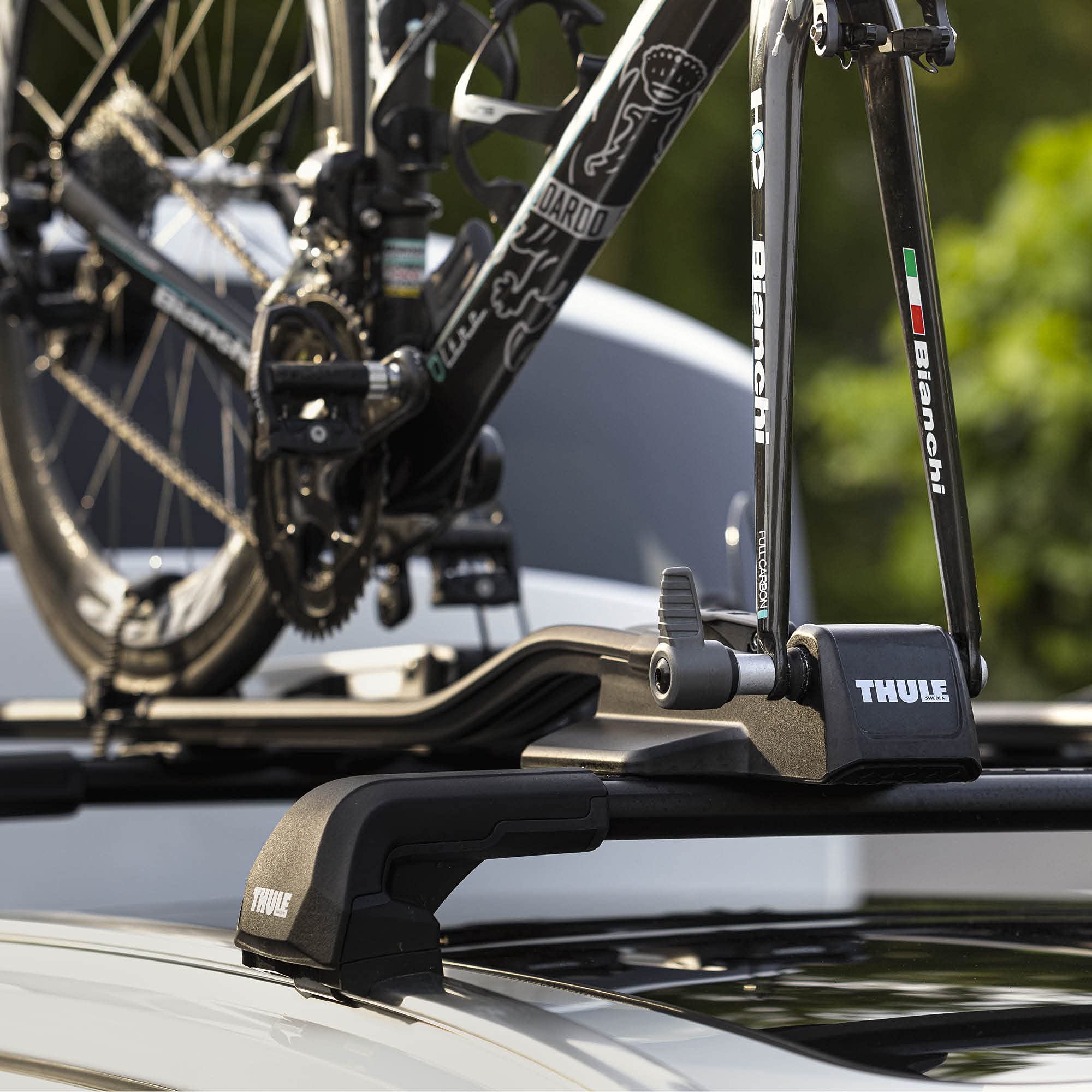 thule-fastride-roof-mounted-bike-rack-fork-mount-quick-release-thru-axle-compati image 2