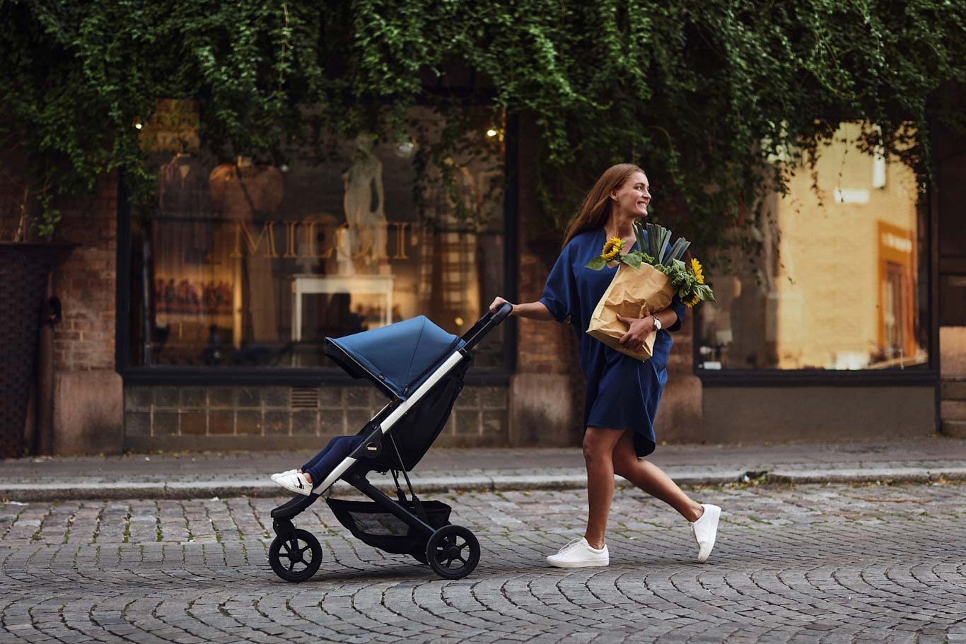 thule-spring-compact-stroller-lightweight-3-wheel-one-hand-fold-upf-50-canopy image 8