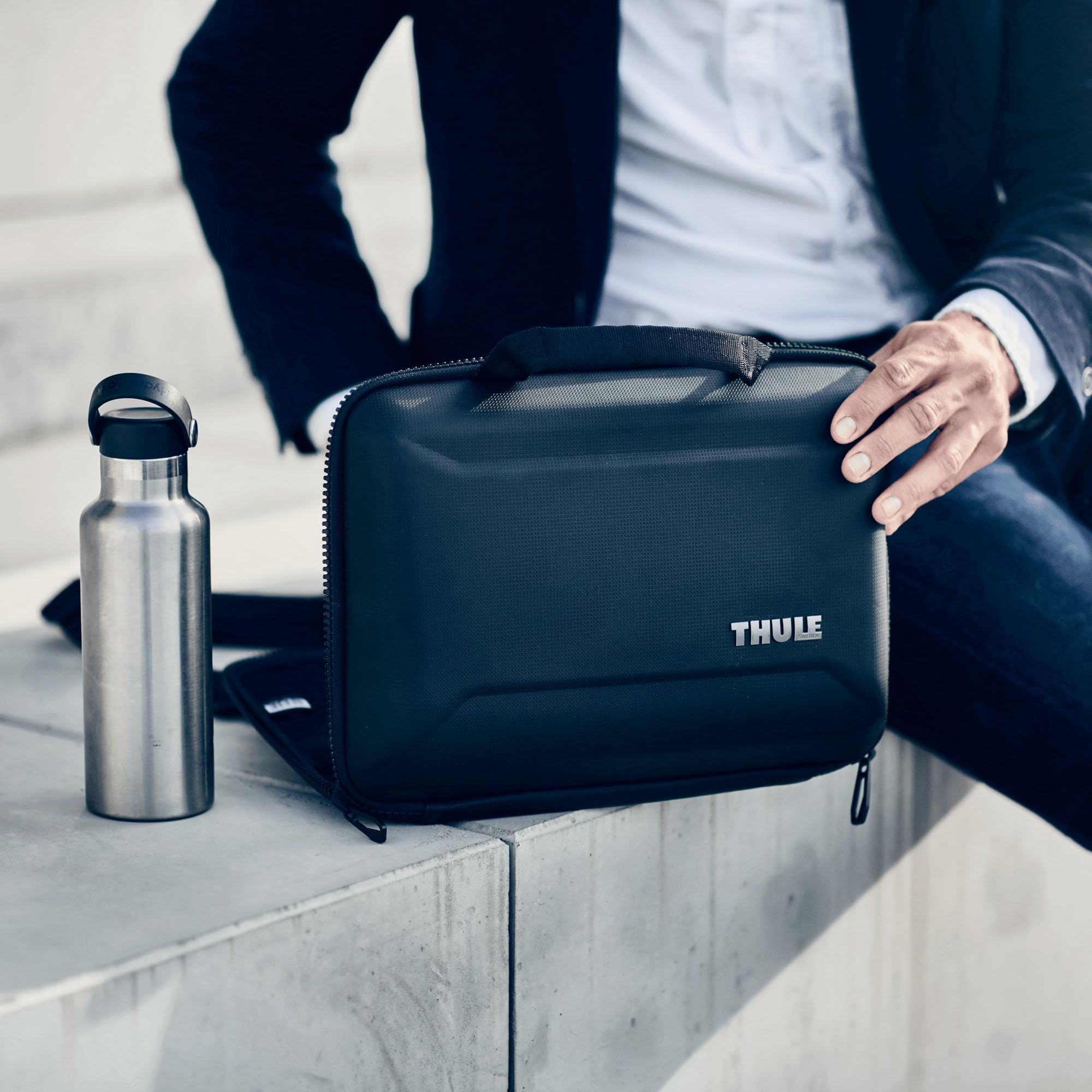thule-gauntlet-macbook-pro-attach-16 image 3