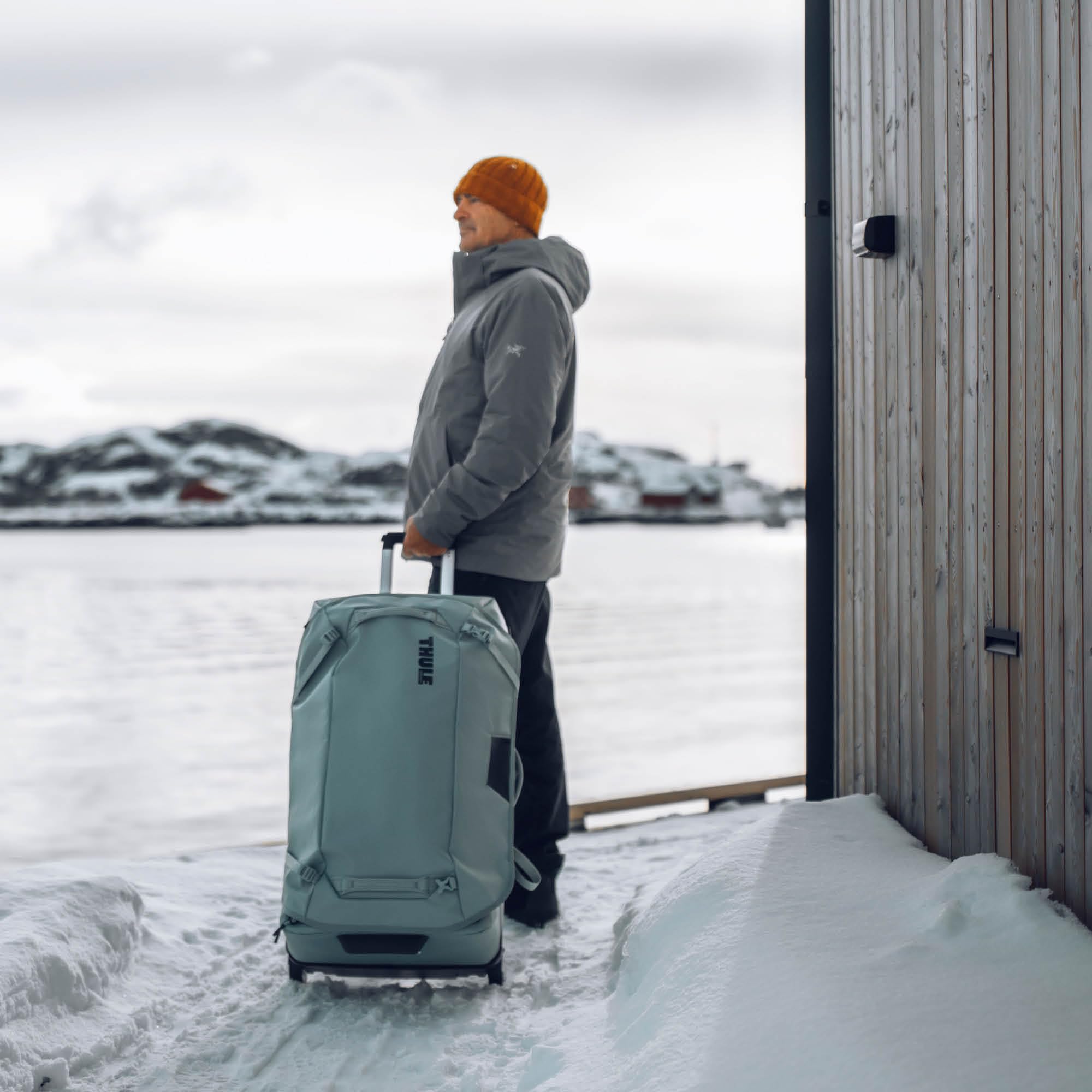 thule-chasm-wheeled-duffel-suitcase-110l-pond-gray image 3