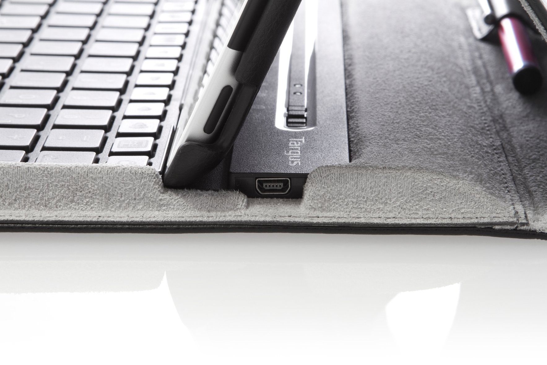 targus-versavu-keyboard-case-for-ipad-3rd-generation-thz17101us-360-degree-rotat image 3