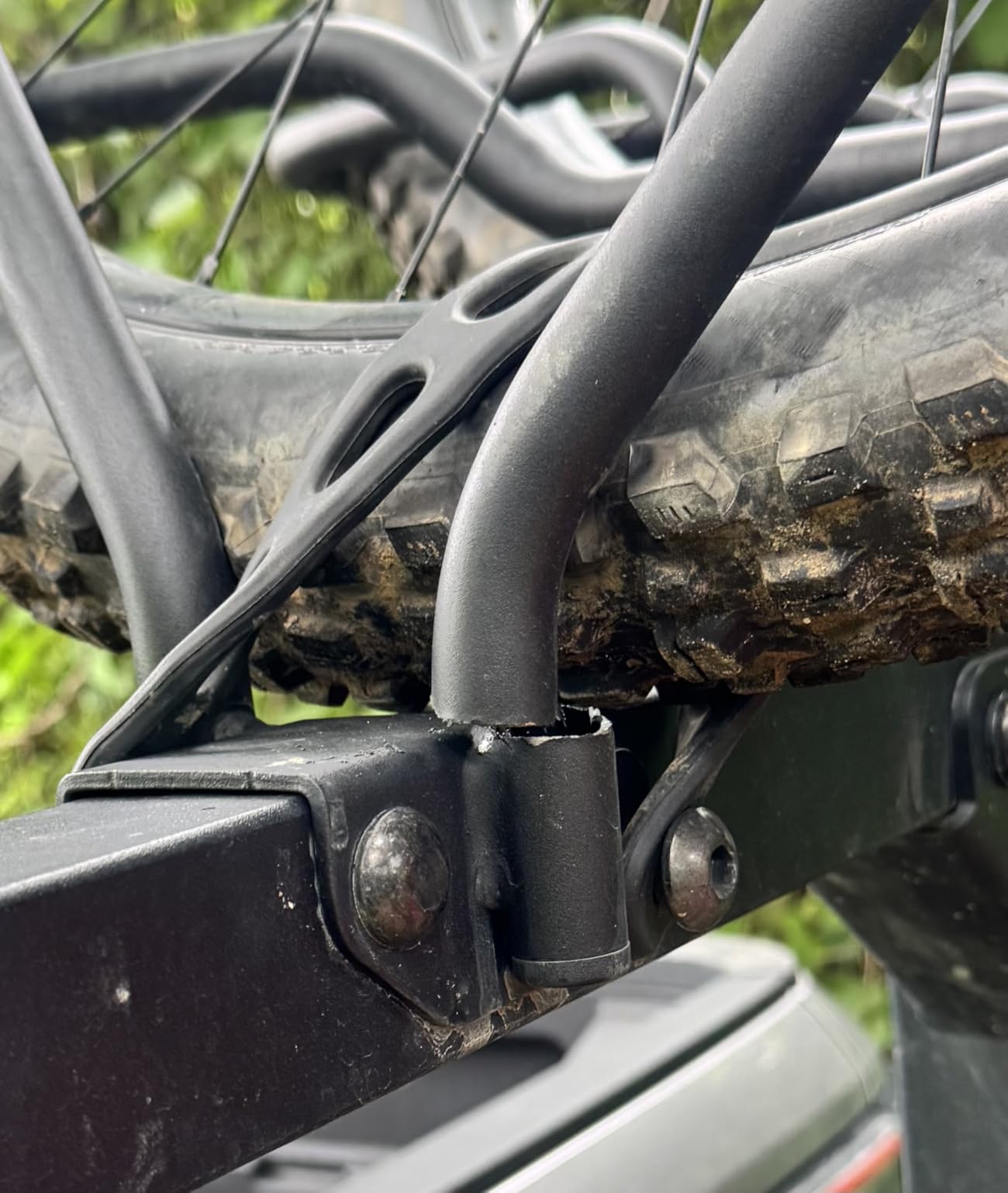 Hauls my e-bikes effortlessly