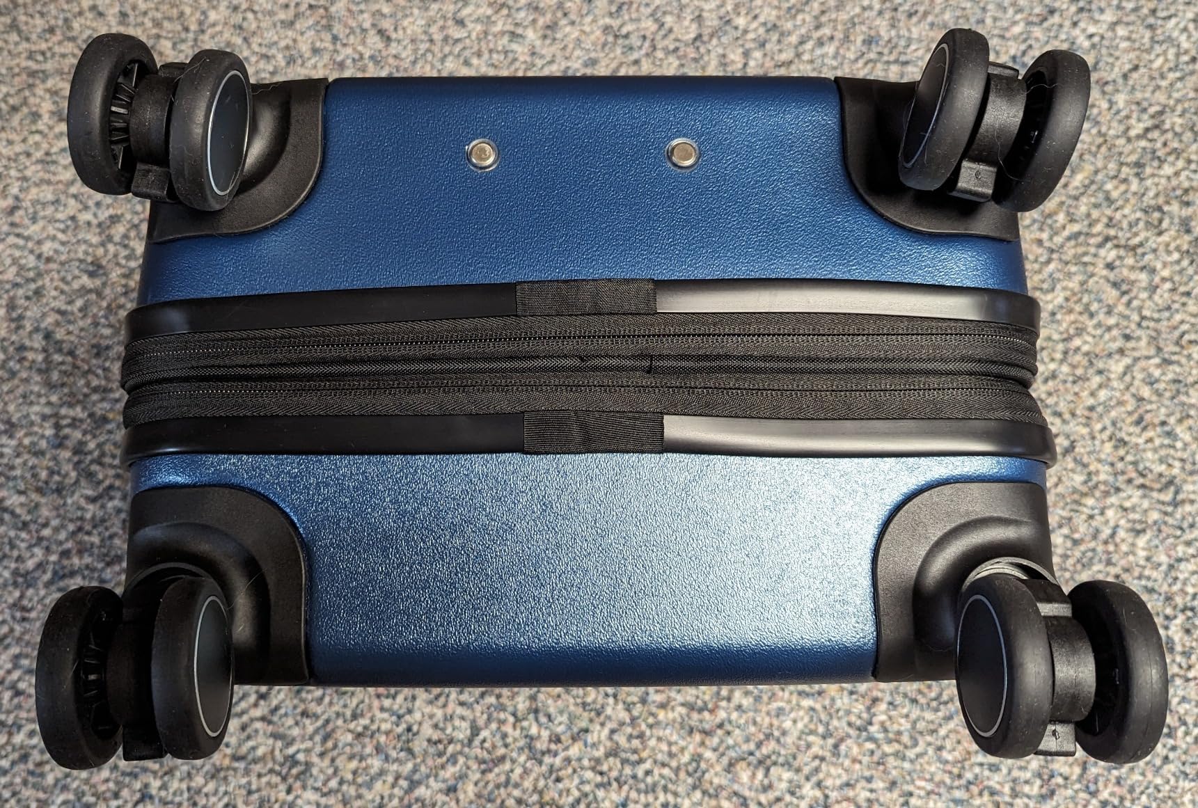 Good luggage, but scuffs easily