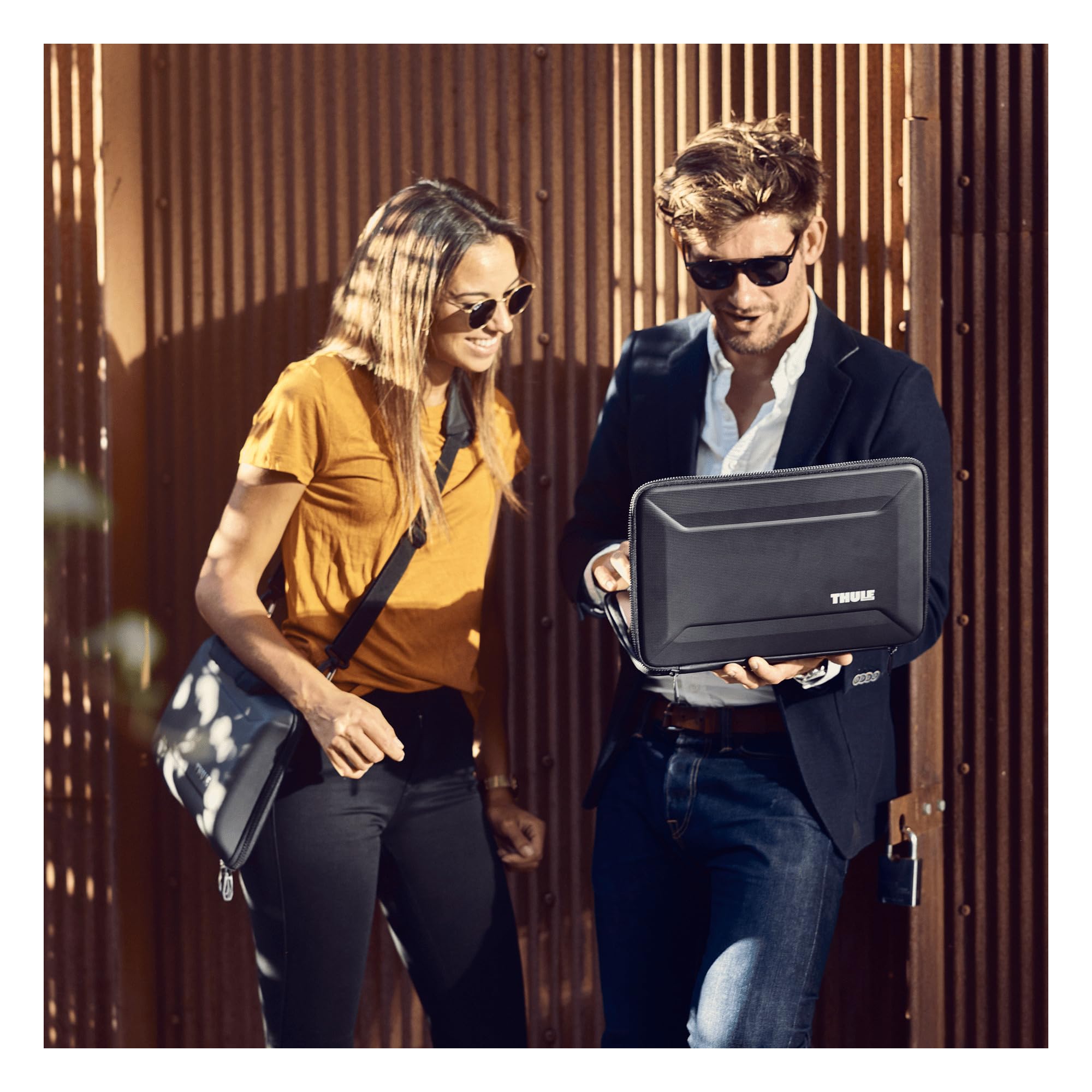 thule-gauntlet-macbook-pro-attach-14-inch-molded-laptop-case image 2