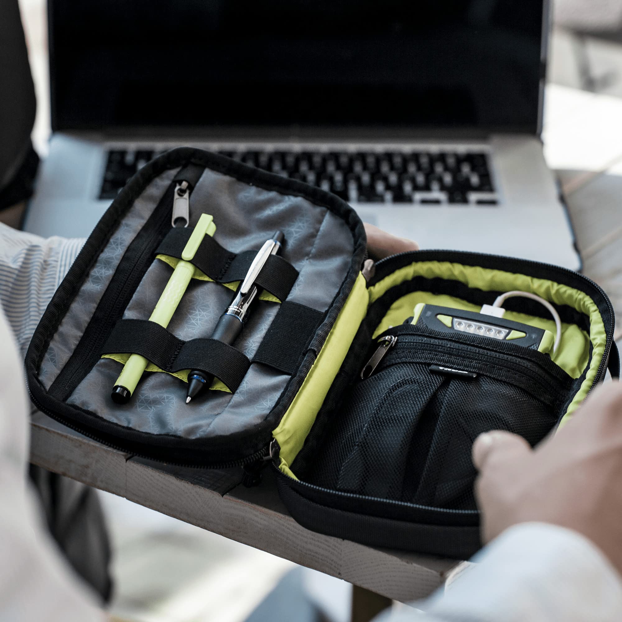 thule-subterra-powershuttle-electronics-organizer-cord-and-charger-case image 6