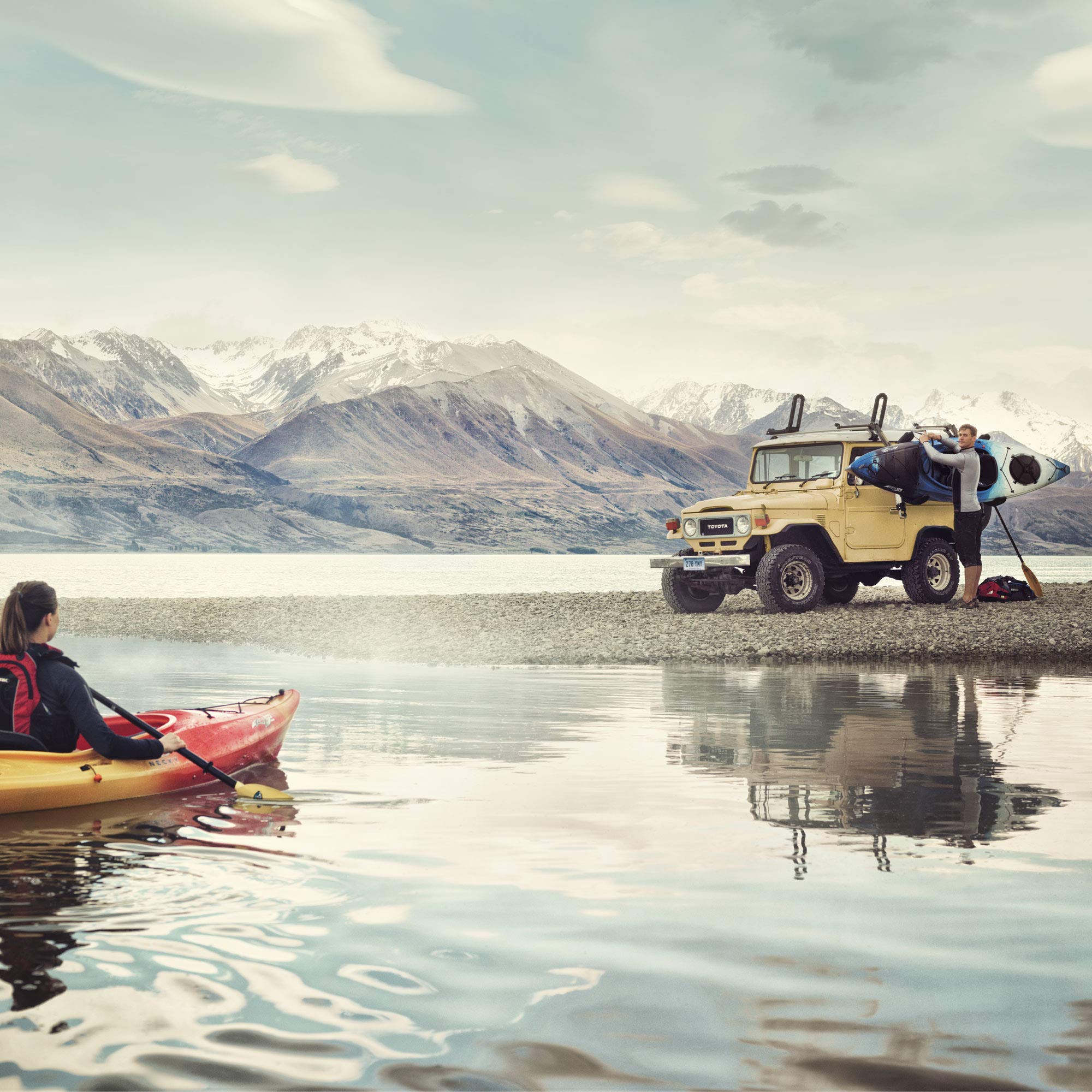thule-hullavator-pro-rooftop-kayak-carrier-lift-assist-with-gas-struts image 2