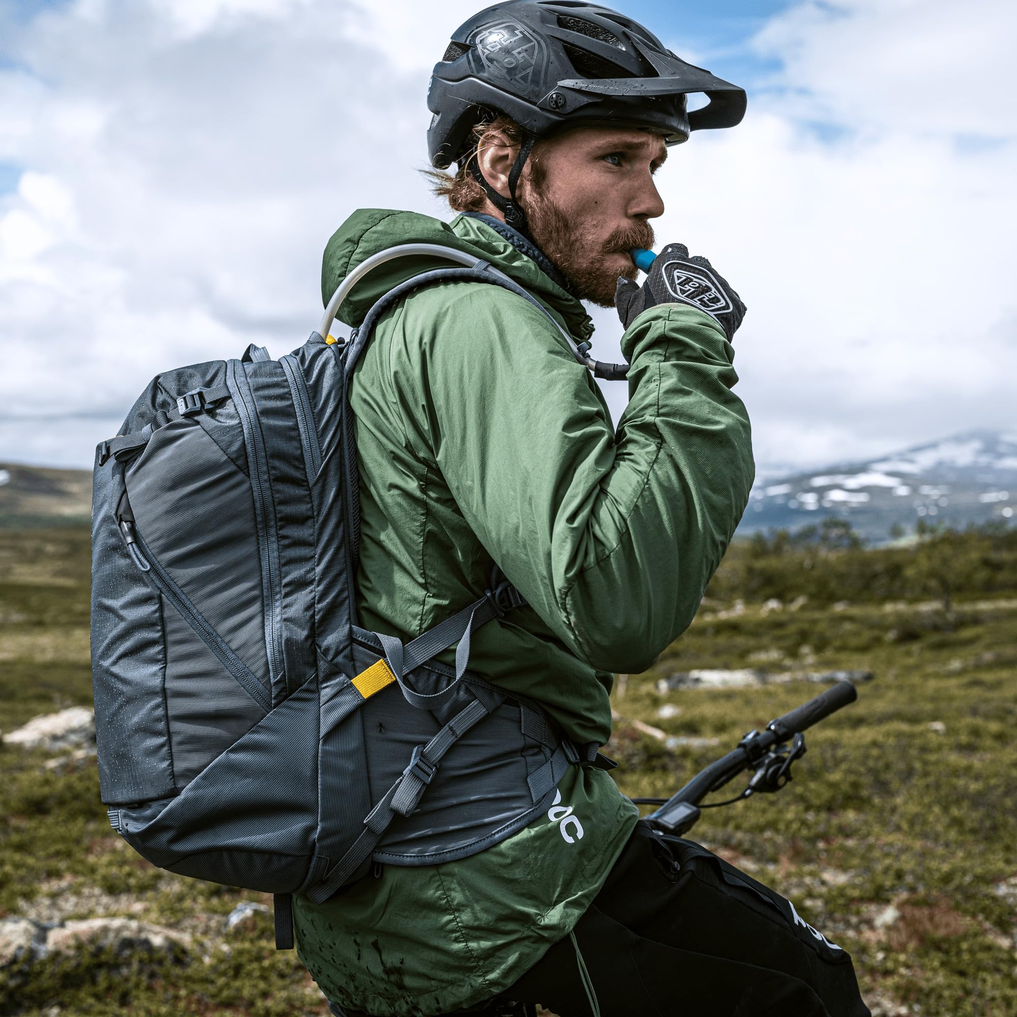 thule-rail-hydration-pack-18l-with-2-5l-reservoir-removable-back-protector-e-bik image 5