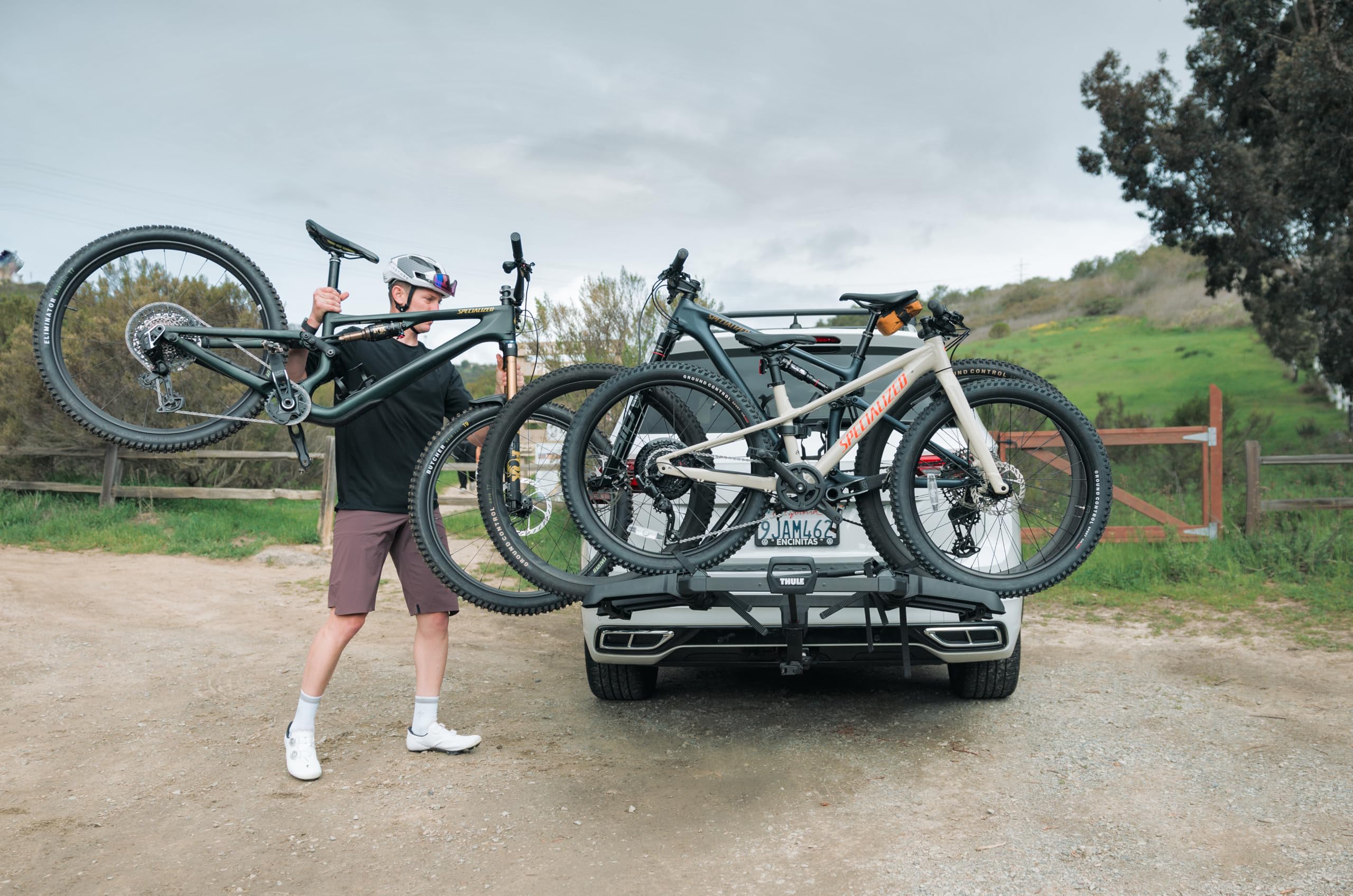 thule-outpace-3-bike-hitch-rack-folding-platform-fits-2-1-25-hitches-110lb-capac image 5