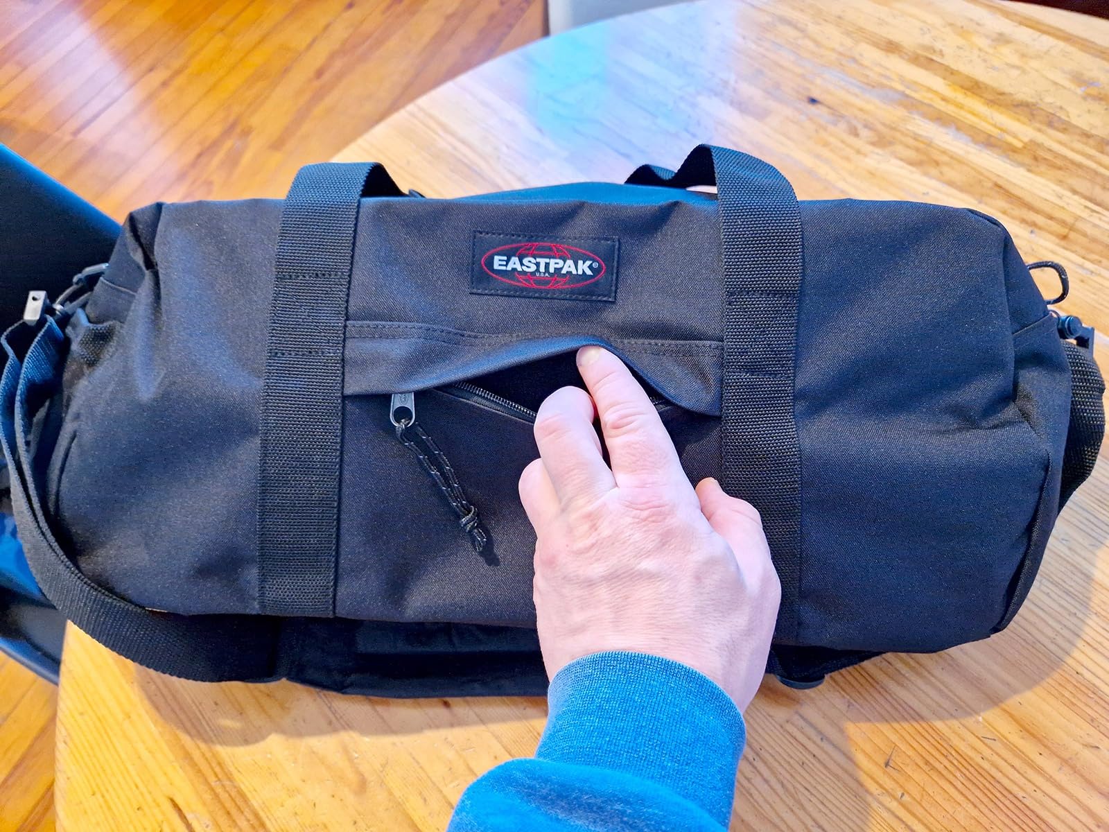 Good duffel, but zipper is stiff