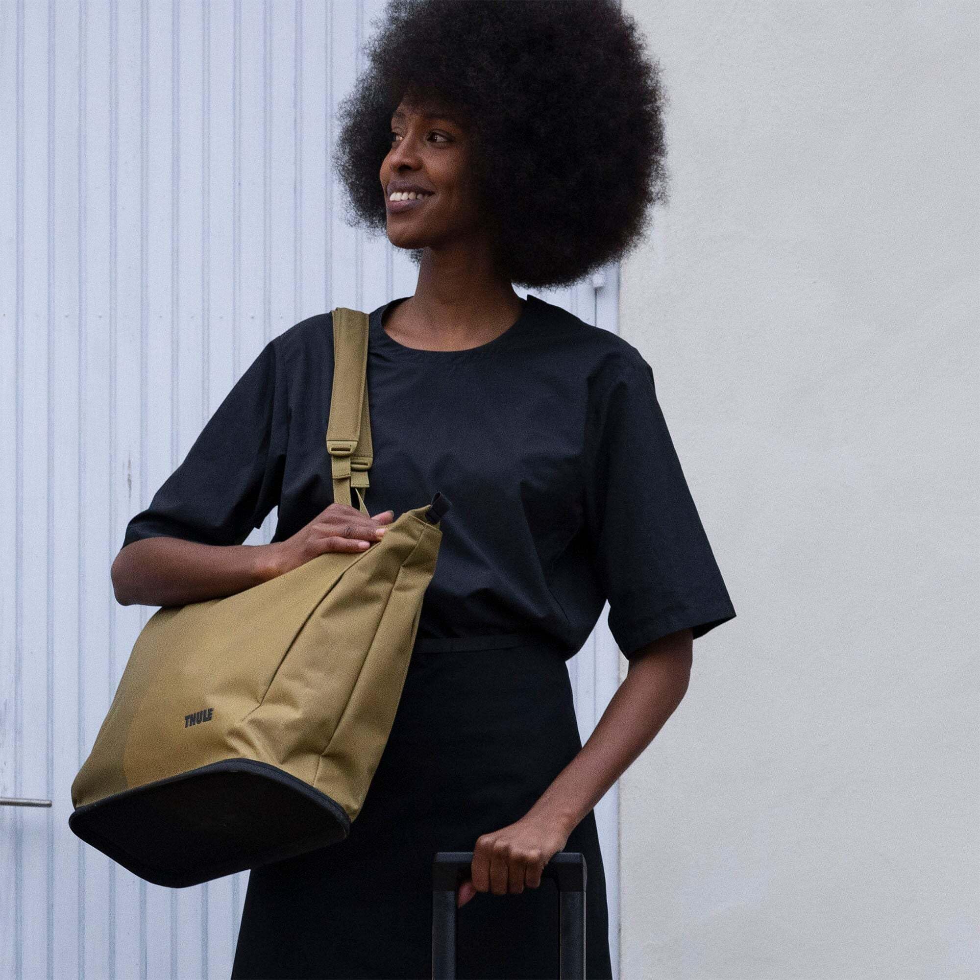 thule-aion-tote-bag-recycled-waxed-canvas-16-laptop-sleeve-wet-dry-pocket-detach image 5