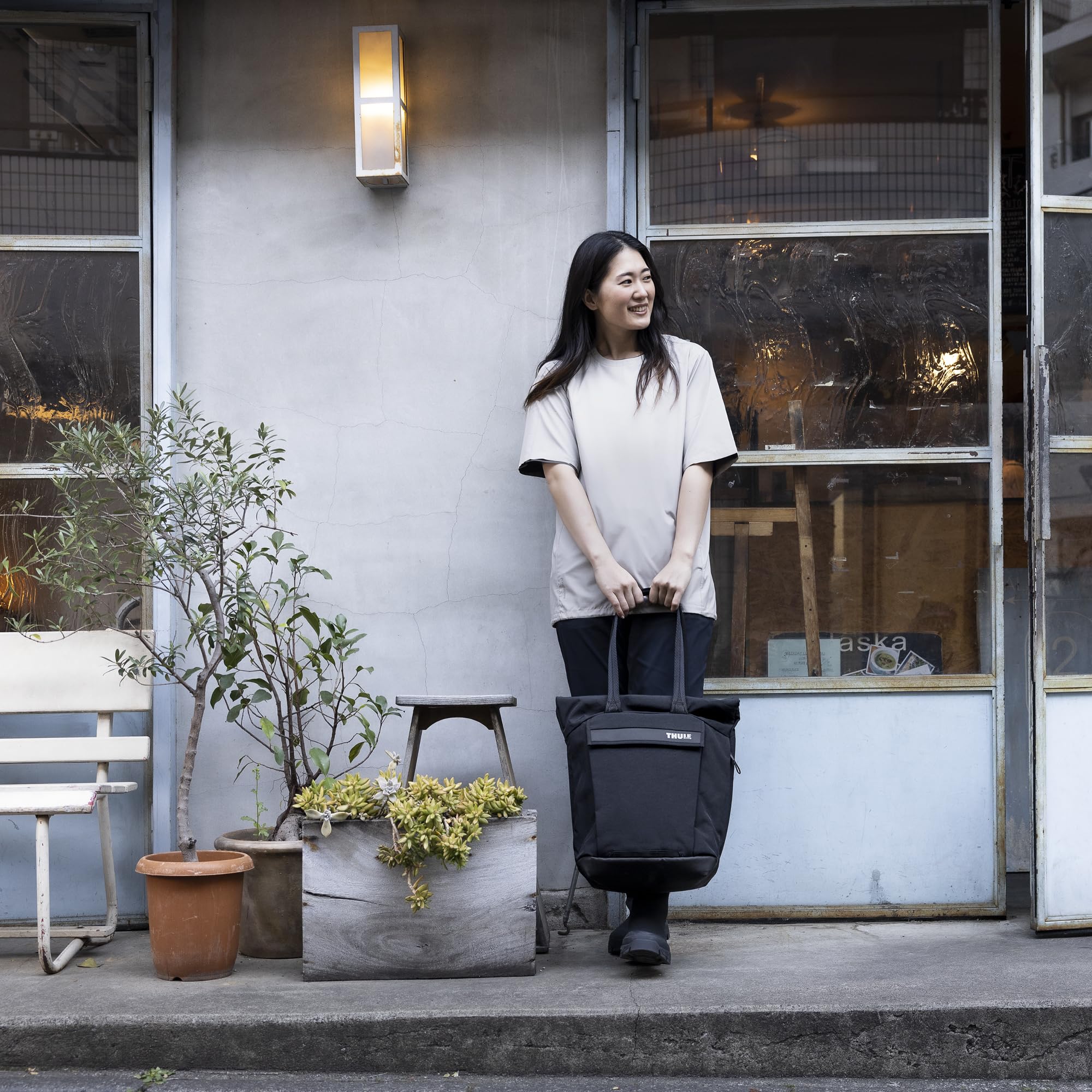 thule-paramount-22l-tote-water-resistant-fits-16-laptop-12-tablet-luggage-pass-t image 3