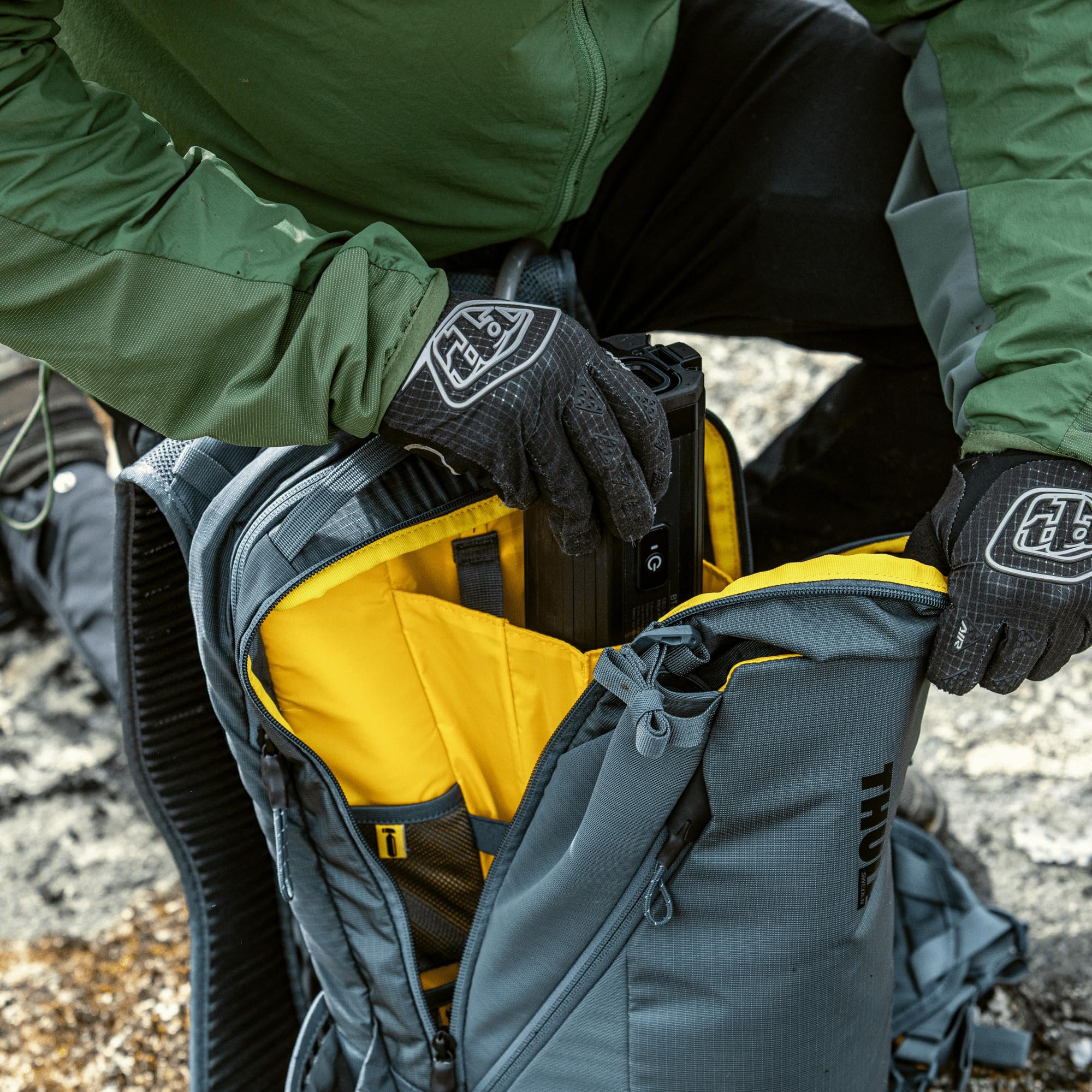 thule-rail-hydration-pack-18l-with-2-5l-reservoir-removable-back-protector-e-bik image 6