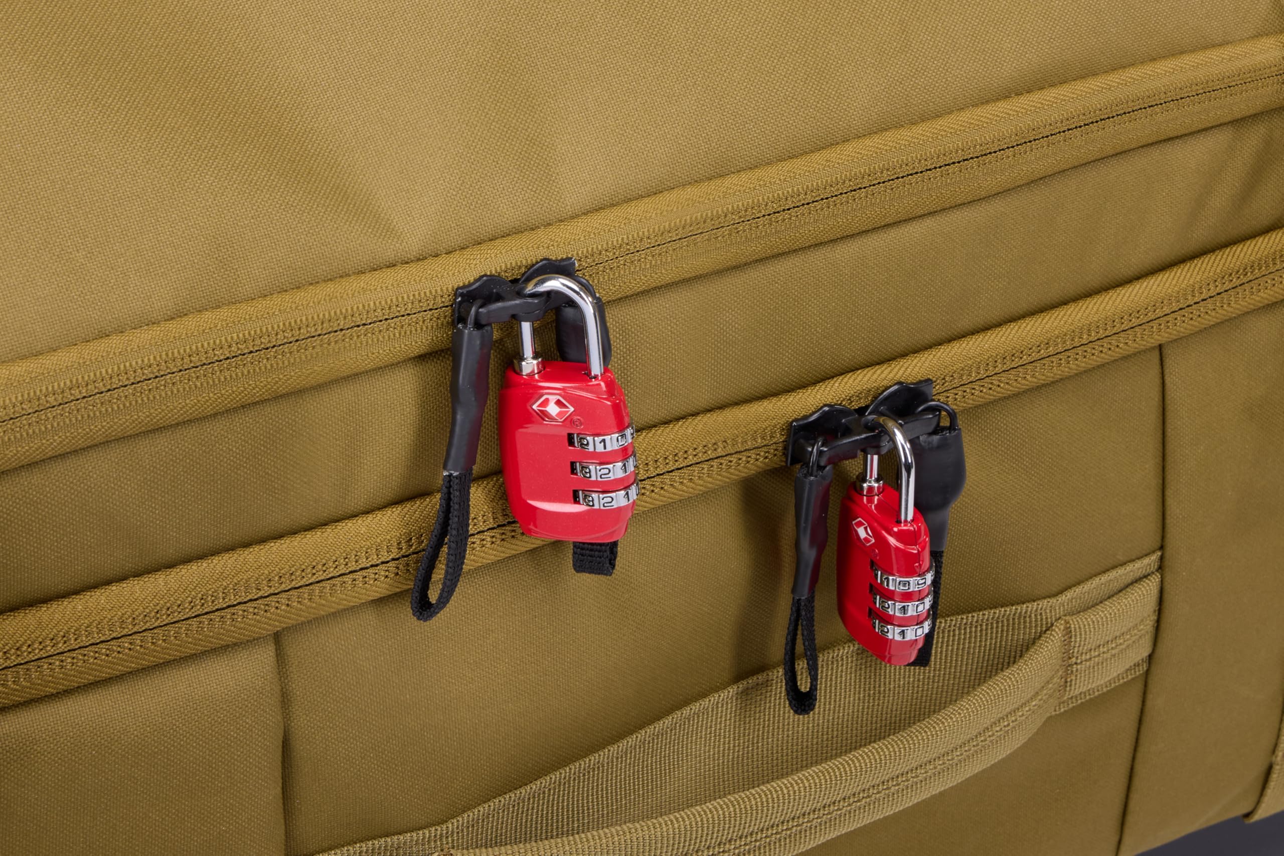 thule-aion-70cm-wheeled-duffel-wet-dirty-storage-pocket-smooth-rolling-wheels-in image 8