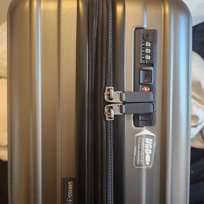 Solid luggage set