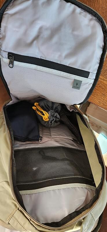 Good features, but zipper issue